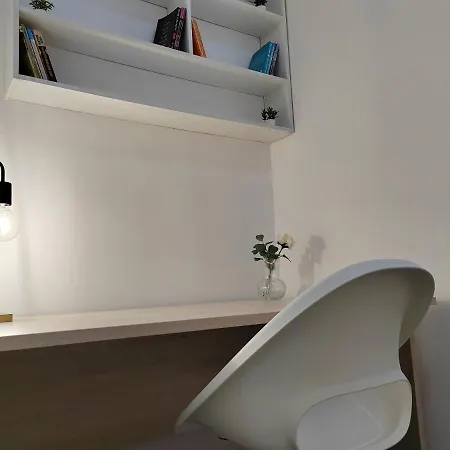 Sqare Apartment *